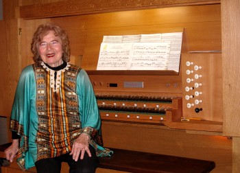 Marilyn Mason sitting at the organ during intermission