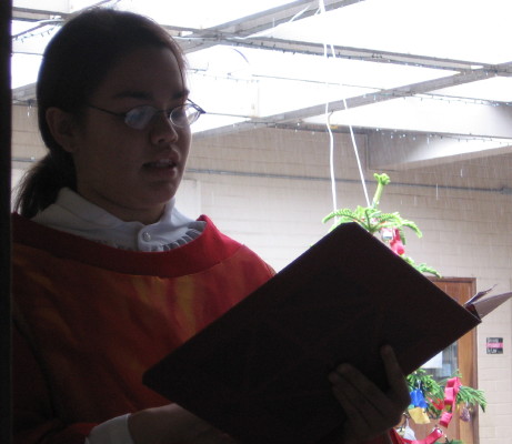 Soloist singing the first verse of the opening hymn on December 18