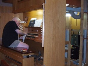 Hans-Ulrich Erbslöh cleaning the keyboard